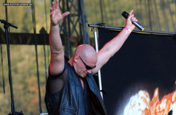 Bild eines Mitglieds der Band Primal Fear beim Live Auftritt auf dem Summer Breeze 2003.
