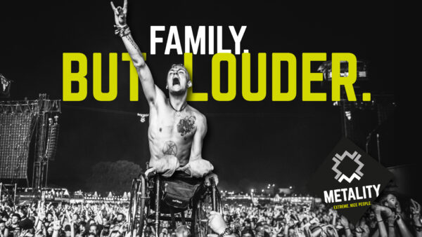 Person im Rollstuhl am Crowdsurfen. Darüber die Aufschrift "Family. But Louder." In der rechten Ecke das Metality Logo. Im Hintergrund Festivalimpressionen.