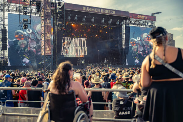 Festivalpublikum vor der SUMMER BREEZE Main Stage, im Vordergrund sieht man das Rollstuhlfahrenden-Podest. Das Foto entstand beim Konzert der Band The Amity Affliction.