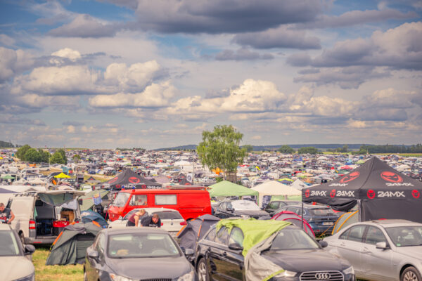 Ein Foto des SUMMER BREEZE Campingplatzes. Viele Autos und viele Zelte.