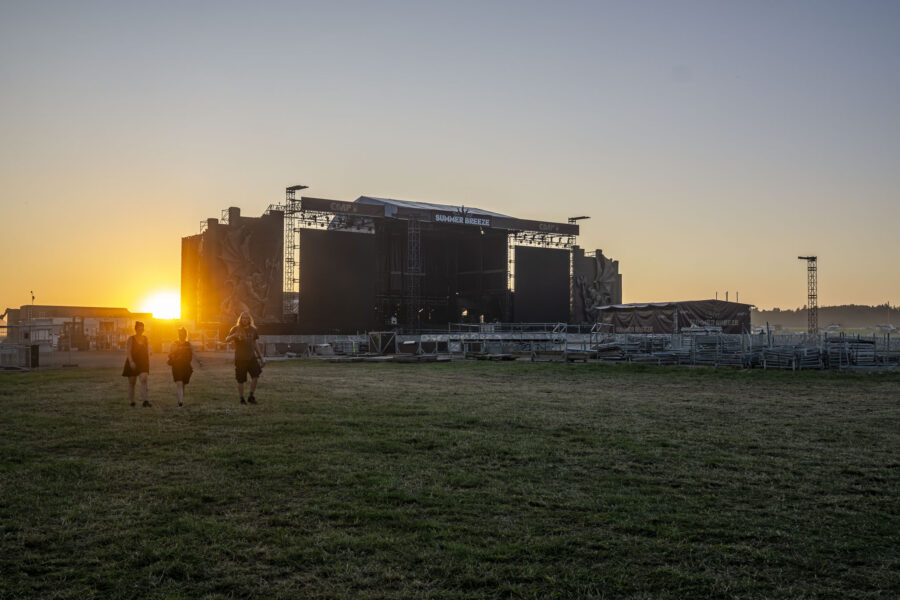 Impression der Bühne im Sonnenuntergang beim Summer Breeze 2025