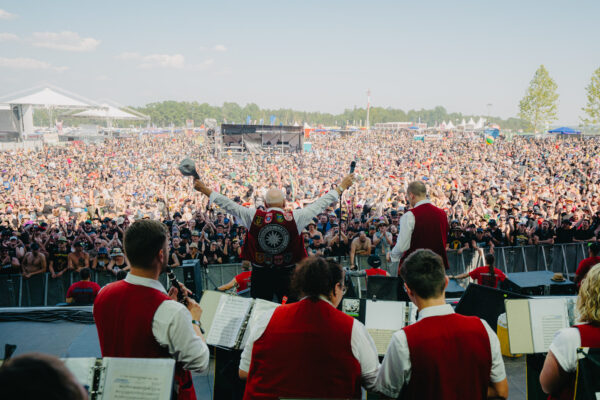 Bild vom Liveauftritt der Band Blasmusik Illenschwang beim Summer Breeze 2025