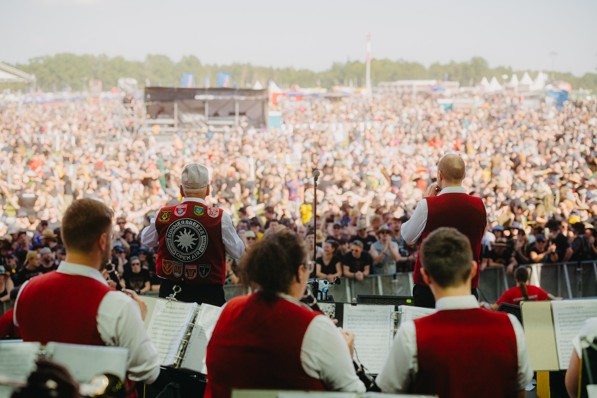 Bild vom Liveauftritt der Band Blasmusik Illenschwang beim Summer Breeze 2025