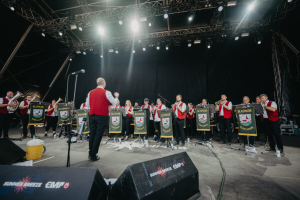 Bild vom Liveauftritt der Band Blasmusik Illenschwang beim Summer Breeze 2025