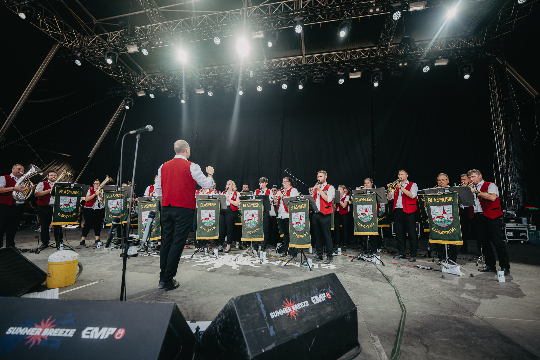 Bild vom Liveauftritt der Band Blasmusik Illenschwang beim Summer Breeze 2025