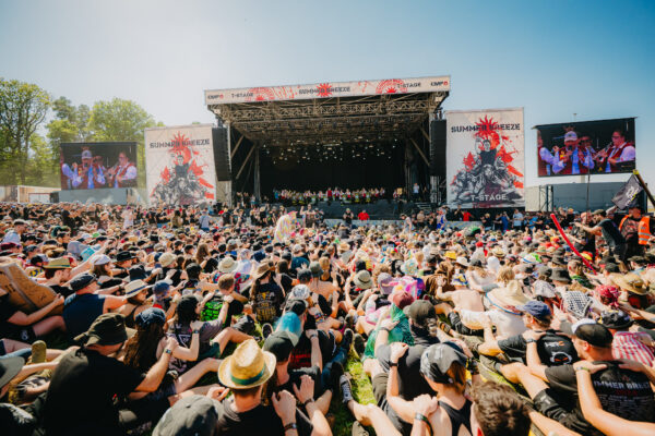 Bild vom Liveauftritt der Band Blasmusik Illenschwang beim Summer Breeze 2025