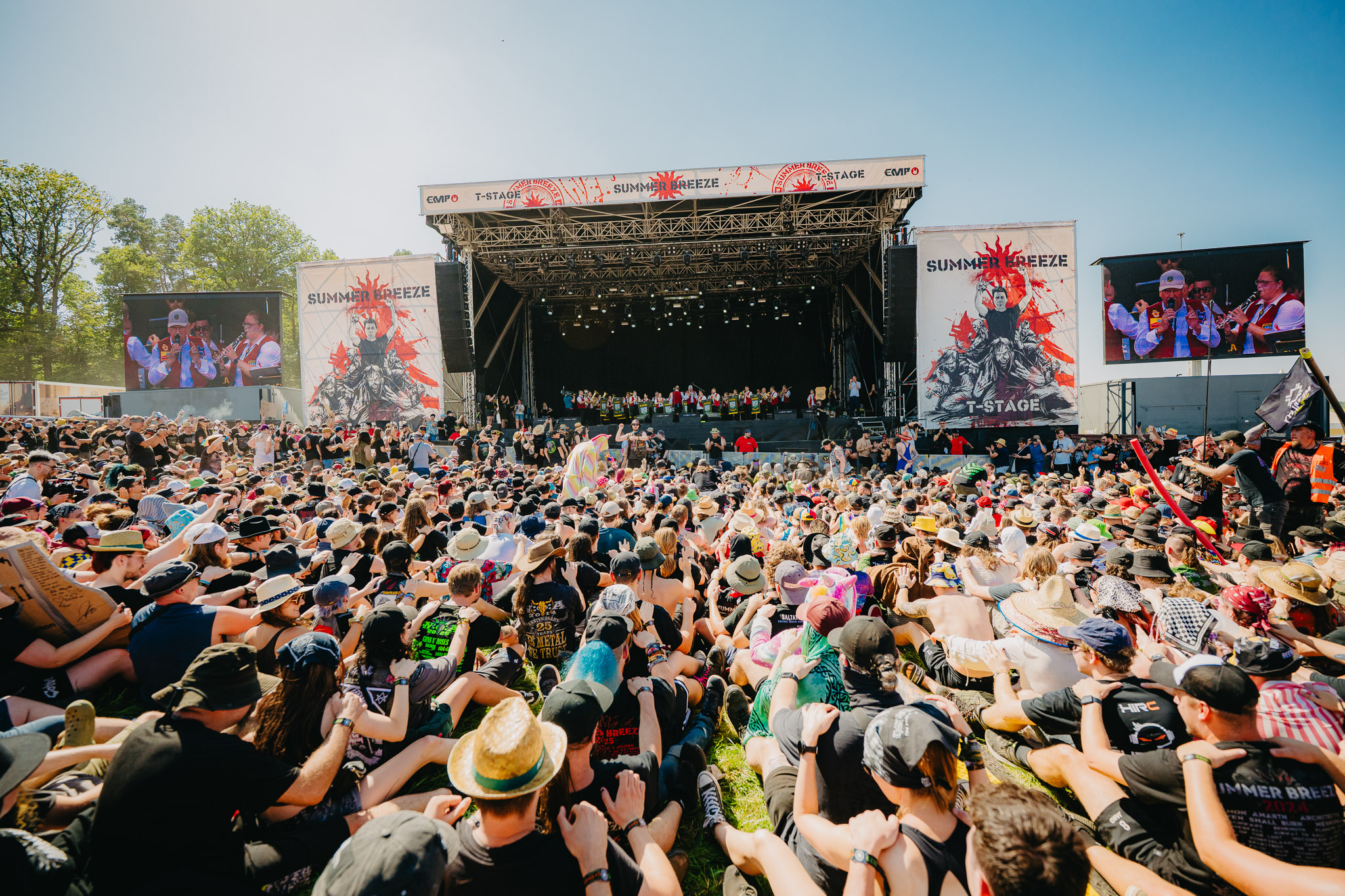 Bild vom Liveauftritt der Band Blasmusik Illenschwang beim Summer Breeze 2025