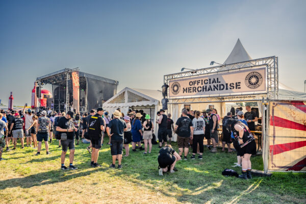 Impression der Besuchenden beim Summer Breeze 2025 auf dem Festivalgelände