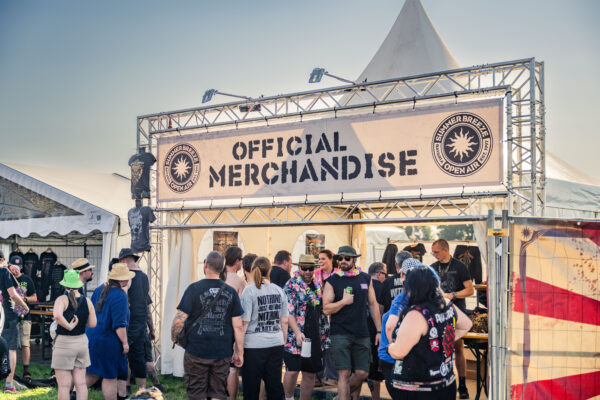Impression der Besuchenden beim Summer Breeze 2025 auf dem Festivalgelände