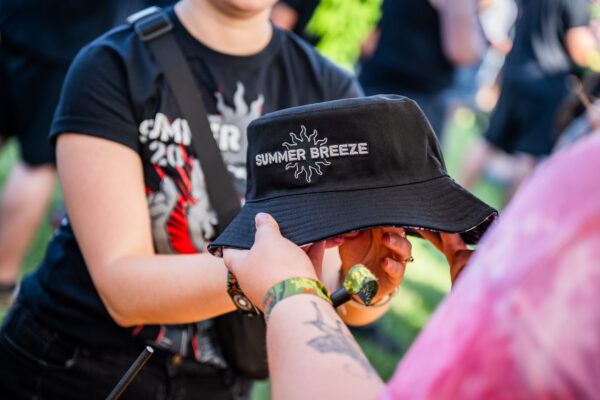 Impression der Besuchenden beim Summer Breeze 2025 auf dem Festivalgelände