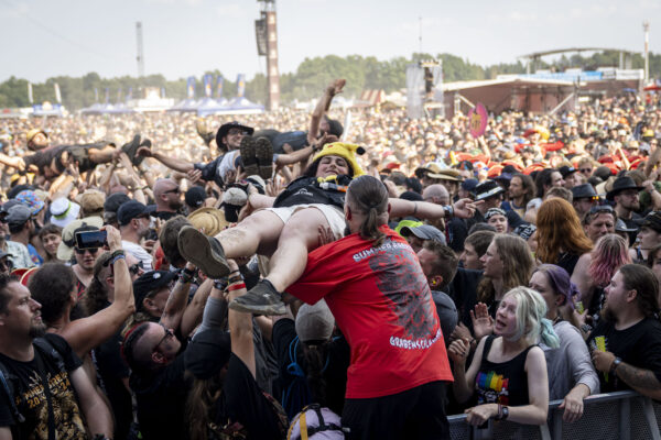 Impression des Publikums beim Summer Breeze 2025 bei einem Livekonzert