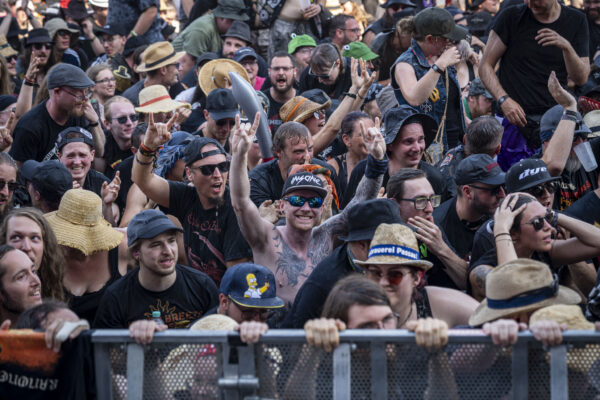 Impression des Publikums beim Summer Breeze 2025 bei einem Livekonzert