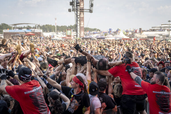 Impression des Publikums beim Summer Breeze 2025 bei einem Livekonzert