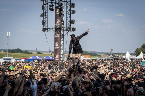 Impression des Publikums beim Summer Breeze 2025 bei einem Livekonzert