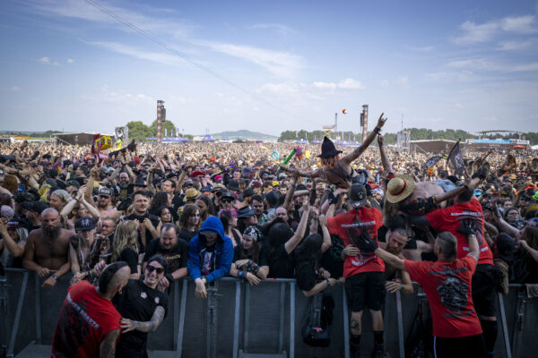 Impression des Publikums beim Summer Breeze 2025 bei einem Livekonzert