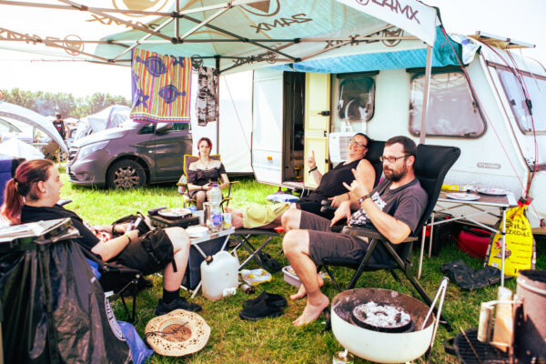 Impression der Besuchenden beim Summer Breeze 2025 auf dem Campingplatz