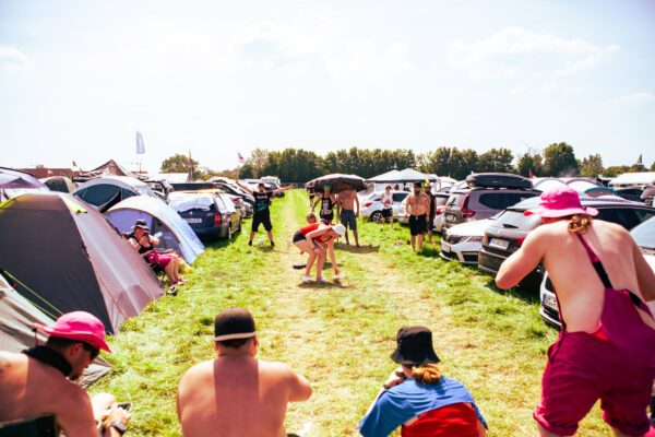 Impression der Besuchenden beim Summer Breeze 2025 auf dem Campingplatz