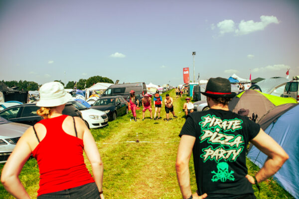 Impression der Besuchenden beim Summer Breeze 2025 auf dem Campingplatz