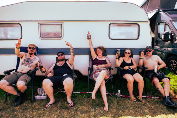 Impression der Besuchenden beim Summer Breeze 2025 auf dem Campingplatz