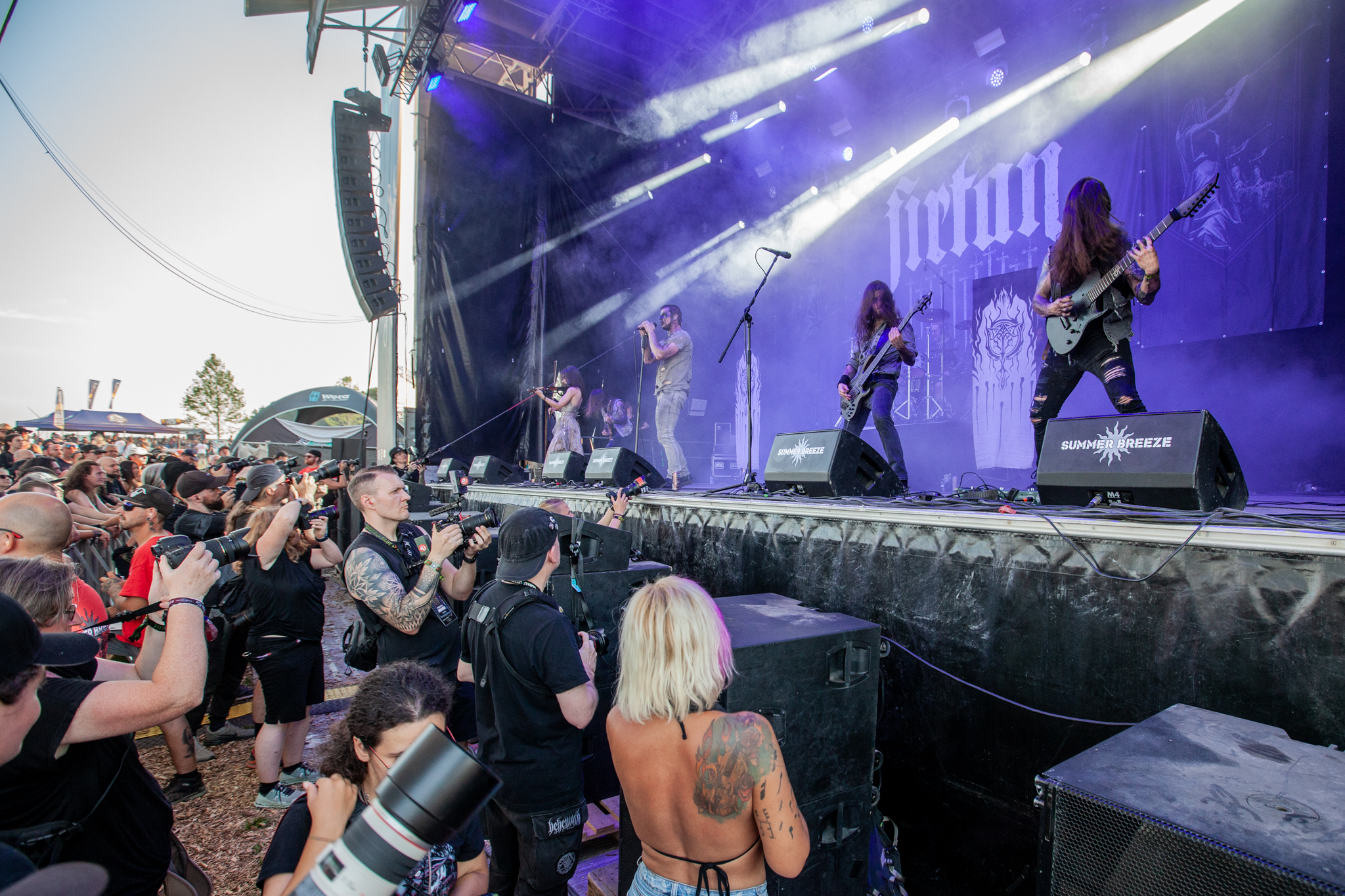 Bild vom Liveauftritt der Band Firtan beim Summer Breeze 2025