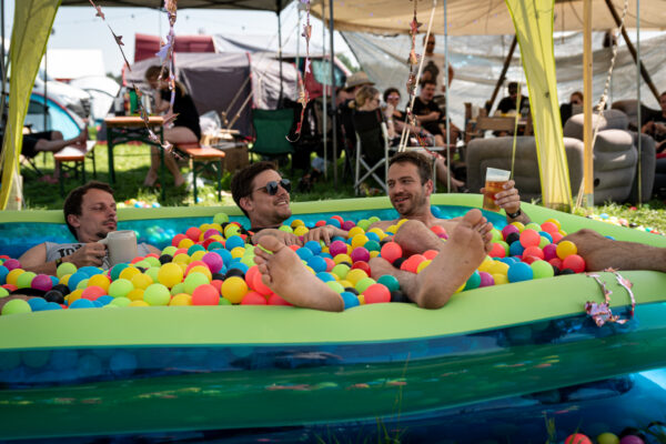 Impression der Besuchenden beim Summer Breeze 2025 auf dem Campingplatz