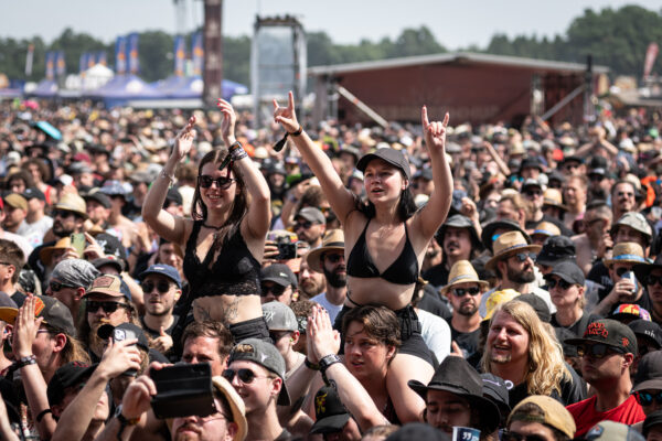 Impression des Publikums beim Summer Breeze 2025 bei einem Livekonzert