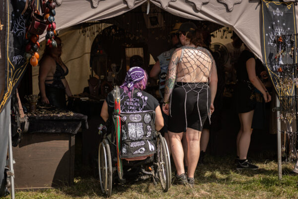 Impression der Besuchenden beim Summer Breeze 2025 auf dem Infield