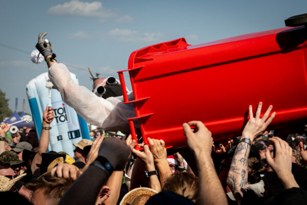 Impression des Publikums beim Summer Breeze 2025 bei einem Livekonzert