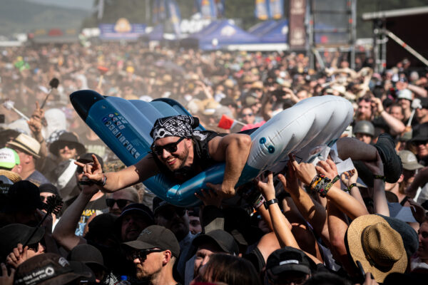 Impression des Publikums beim Summer Breeze 2025 bei einem Livekonzert
