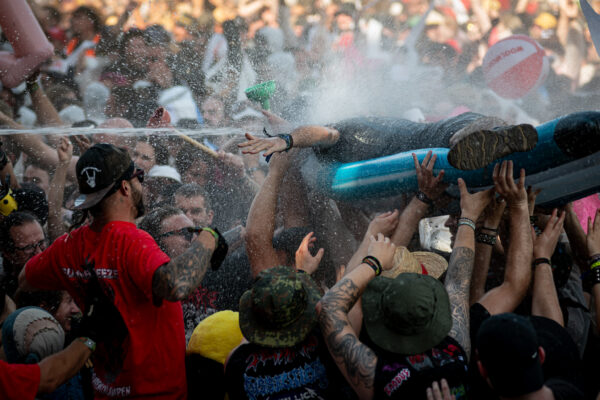 Impression des Publikums beim Summer Breeze 2025 bei einem Livekonzert