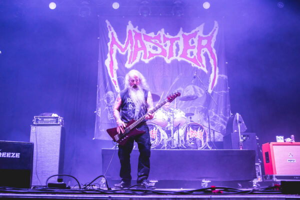 Bild vom Liveauftritt der Band Master beim Summer Breeze 2025