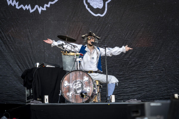 Bild vom Liveauftritt der Band Mr. Hurley & die Pulveraffen beim Summer Breeze 2025