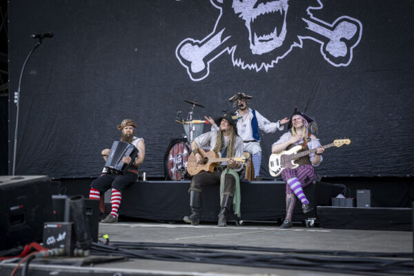 Bild vom Liveauftritt der Band Mr. Hurley & die Pulveraffen beim Summer Breeze 2025