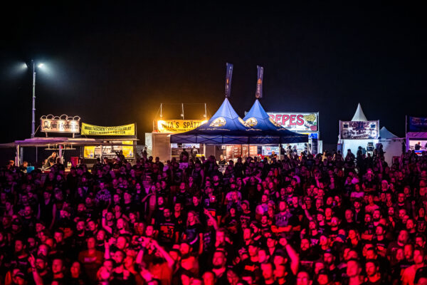 Impression der Besuchenden beim Summer Breeze 2025 auf dem Festivalgelände
