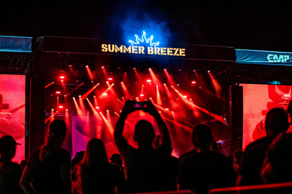 Impression der Besuchenden beim Summer Breeze 2025 auf dem Festivalgelände