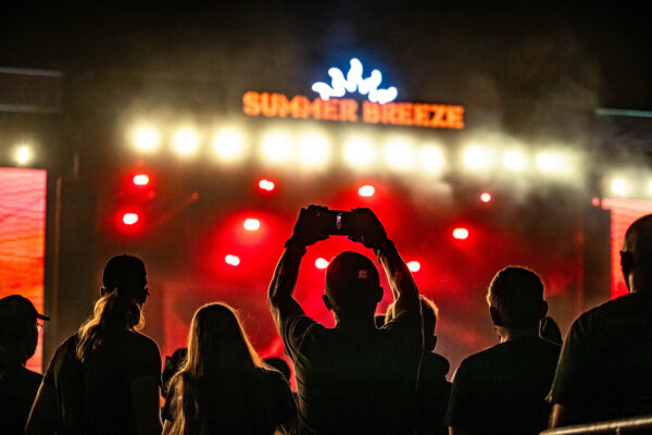 Impression der Besuchenden beim Summer Breeze 2025 auf dem Festivalgelände