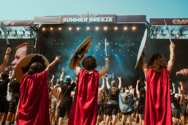 Impression der Besuchenden beim Summer Breeze 2025 auf dem Festivalgelände