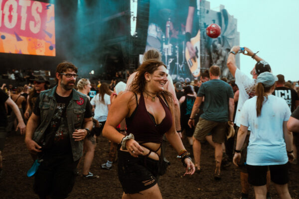 Impression der Besuchenden beim Summer Breeze 2025 auf dem Festivalgelände