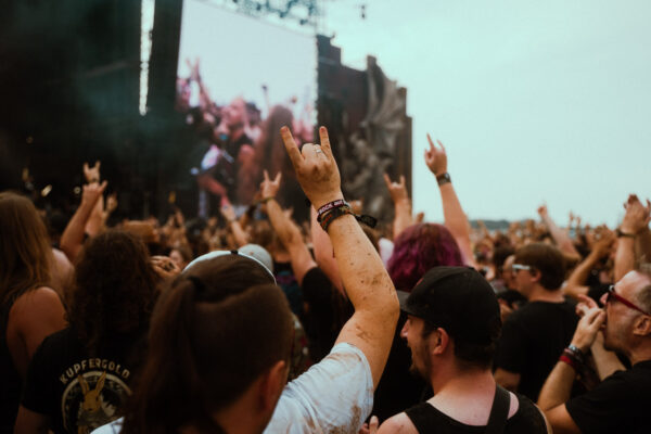 Impression der Besuchenden beim Summer Breeze 2025 auf dem Festivalgelände