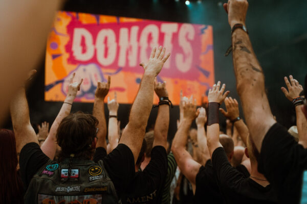 Impression der Besuchenden beim Summer Breeze 2025 auf dem Festivalgelände
