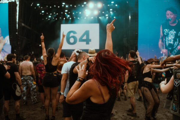 Impression der Besuchenden beim Summer Breeze 2025 auf dem Festivalgelände