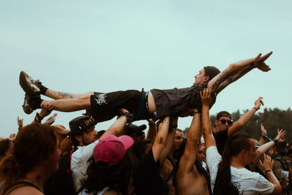Impression der Besuchenden beim Summer Breeze 2025 auf dem Festivalgelände