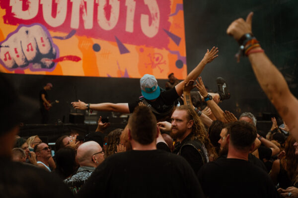 Impression der Besuchenden beim Summer Breeze 2025 auf dem Festivalgelände