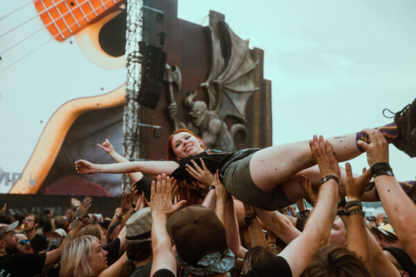 Impression der Besuchenden beim Summer Breeze 2025 auf dem Festivalgelände