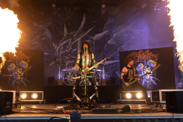 Bild vom Liveauftritt der Band Evil Invaders beim Summer Breeze 2025