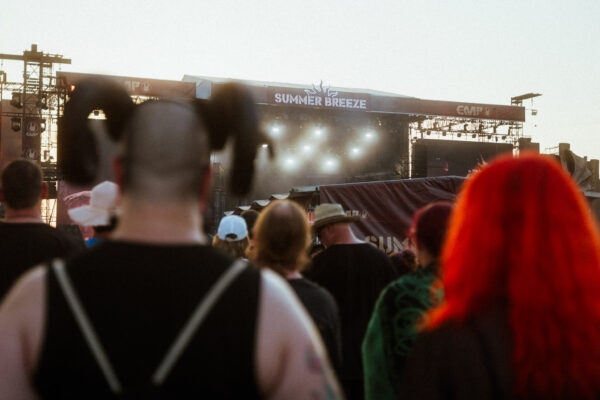 Impression der Besuchenden beim Summer Breeze 2025 auf dem Festivalgelände