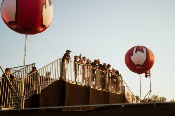 Impression der Besuchenden beim Summer Breeze 2025 auf dem Festivalgelände