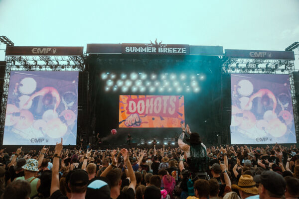 Impression der Besuchenden beim Summer Breeze 2025 auf dem Festivalgelände