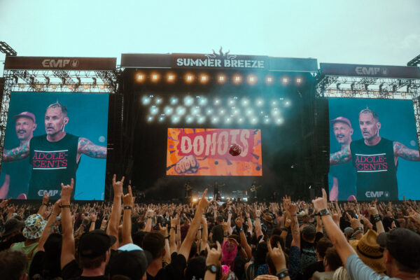 Impression der Besuchenden beim Summer Breeze 2025 auf dem Festivalgelände