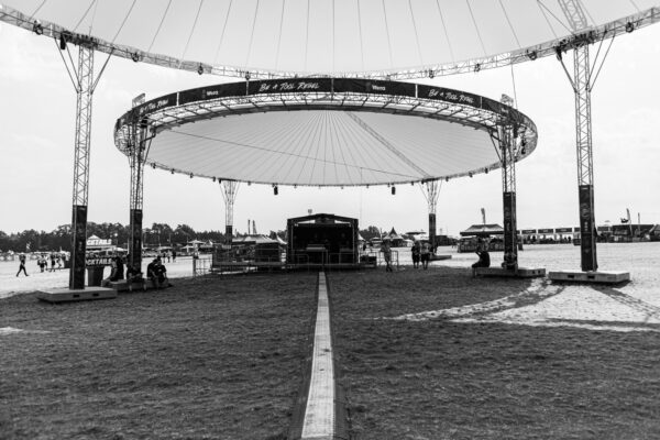 Impression der Besuchenden beim Summer Breeze 2025 auf dem Festivalgelände